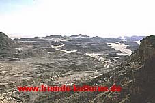 Blick vom Plateau-Rand des Gilf Kebir