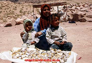 Beduinenfrau mit Kindern/Antikes Theater
