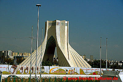 Teheran - Azadi-Monument. Das Azadi-Monument wurde 1971 anlässlich der 2500-Jahrfeier des iranischen Kaisereiches errichtet. Azadi bedeutet Freiheit im Sinne von Staatssouveränität und Unabhängigkeit der Einflussnahme fremder Mächte. 