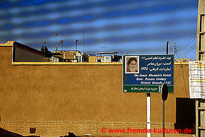 Qom - Hinter einer hohen Mauer befindet sich das Wohnhaus von Ayattollah Khomeyni. Der wichtigste Pilgerort mit bedeutenden schiitischen Heiligtümern ist die Stadt Qom, die am Rande der Dasht-e Kavir liegt. Die Stadt ist mit ihren Hochschulen die zentrale Ausbildungsstätte für schiitische Geistliche. Hier hat auch Ayattollah Khomeini studiert und gelehrt.